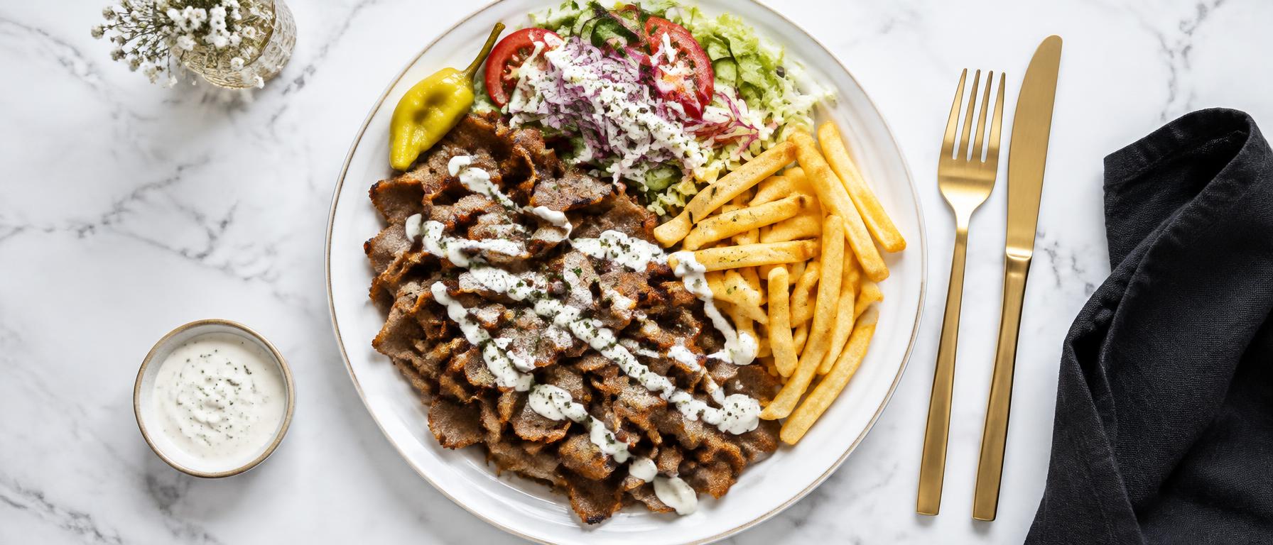 Kebabtallrik med pommes, sallad och vitlökssås